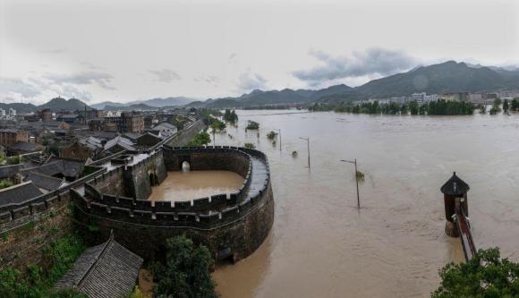 临海古城被水淹现场，最深达2.5M